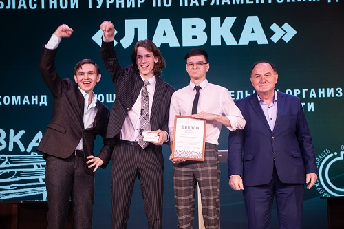 Оказывается, парламентские дебаты можно вести и на лавке! Уполномоченный по правам человека в Калужской области