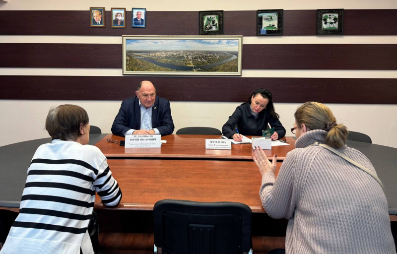 Когда помощь нужна сейчас: с какими вопросами жители пришли на прием к Юрию Зельникову Уполномоченный по правам человека в Калужской области